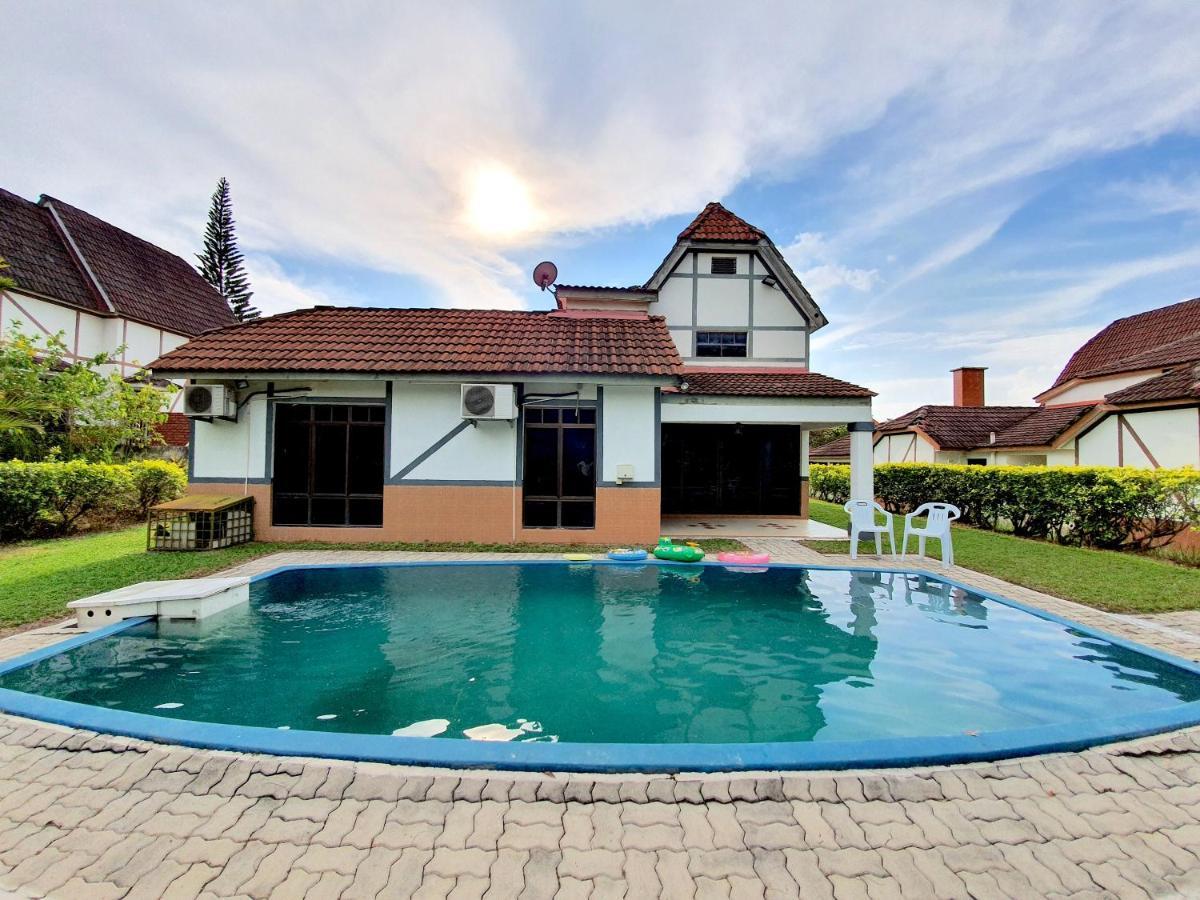Melaka Afamosa Villa With Private Pool For 10 Pax Alor Gajah Exterior foto